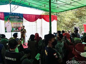 Pantau Vaksinasi di Cileunyi, Sahrul Gunawan Nyanyi Hibur Warga