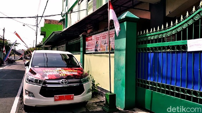Wali Kota Solo Gibran Rakabuming Raka memarkirkan mobil dinasnya di SMK Batik 2 Solo.
