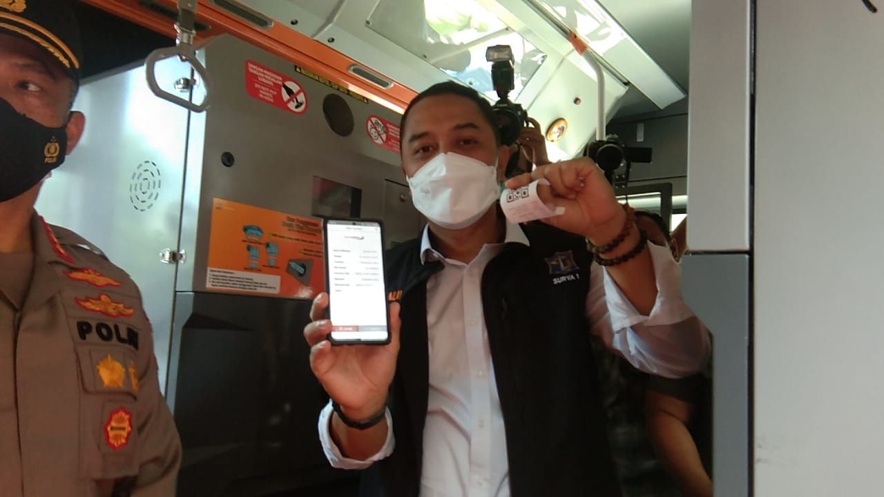 Wali Kota Surabaya Eri Cahyadi naik bus suroboyo