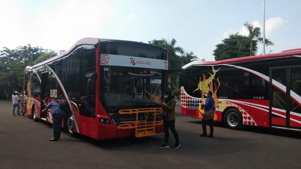 Wali Kota Surabaya Eri Cahyadi naik bus suroboyo