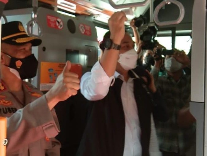 Wali Kota Surabaya Eri Cahyadi naik bus suroboyo