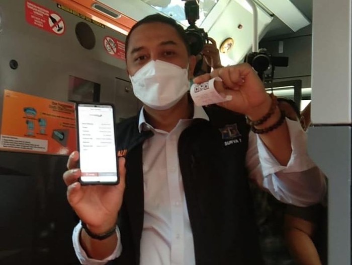 Wali Kota Surabaya Eri Cahyadi naik bus suroboyo