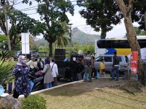 Protes Berkas Dipersulit, Warga Terdampak Waduk Jatigede Geruduk PN Sumedang