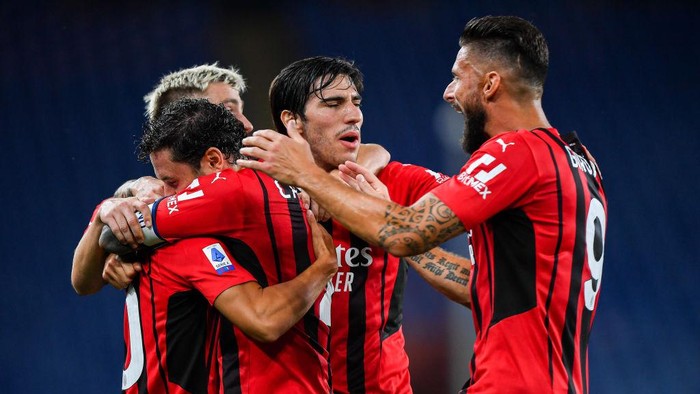 GENOA, ITALY - AUGUST 23: Brahim Diaz of Milan (L) celebrates with his team-mates Davide Calabria, Alexis Saelemaekers, Sandro Tonali and Olivier Giroud after scoring a goal during the Serie A match between UC Sampdoria and Ac Milan at Stadio Luigi Ferraris on August 23, 2021 in Genoa, Italy. (Photo by Getty Images)