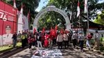 Aksi Mahasiswa Pasang Spanduk 404 Not Found di Kantor Walkot Bandung