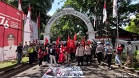 Massa aksi, mendesak Pemkot Bandung untuk membuat road map yang jelas dan mengevaluasi kebijakan Pemberlakuan Pembatasan Kegiatan (PPKM).