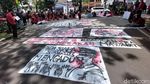 Aksi Mahasiswa Pasang Spanduk 404 Not Found di Kantor Walkot Bandung