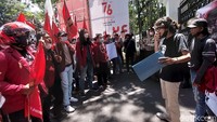 Massa aksi juga kritisi soal kebijakan ganjil genap yang dianggap malah memindahkan kerumunan di titik lainnya.