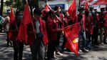 Aksi Mahasiswa Pasang Spanduk 404 Not Found di Kantor Walkot Bandung