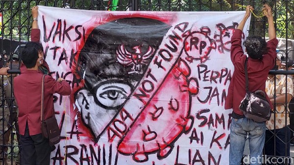 Aksi Mahasiswa Pasang Spanduk 404 Not Found di Kantor Walkot Bandung