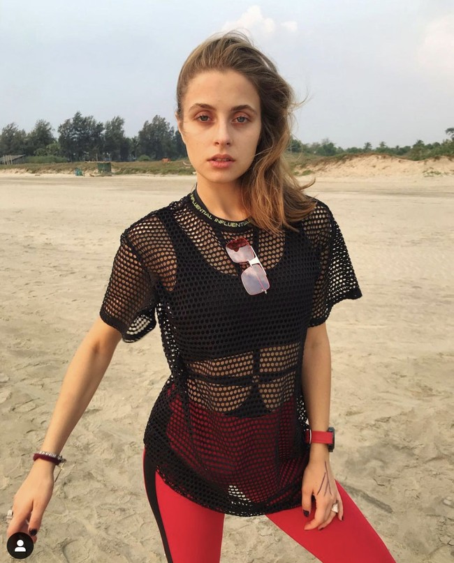 Berdasarkan laporan pihak kepolisian Alexandra ditemukan dalam kondisi tergantung di kamarnya dengan kondisi pintu kamar terkunci dari dalam pada Jumat (20/8/2021). Polisi belum menyampaikan secara resmi bahwa Alexandra Djavi meninggal bunuh diri karena masih menunggu hasil autopsi. Namun menurut polisi, kondisi mental Alexandra tidak stabil dan dia mengonsumsi obat. Foto: Instagram