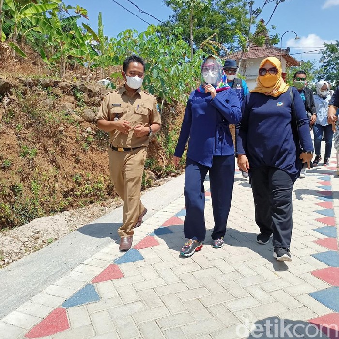 Anggota Komisi V DPR RI Sri Wahyuni membawa dua program dari KemenPUPR ke Desa Patik, Kecamatan Pulung. Yakni program Pengembangan Infrastruktur Sosial Ekonomi Wilayah (Pisew) dan Program Bantuan Stimulan Perumahan Swadaya (BSPS).