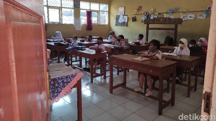 Antusias Siswa SD Cianjur Masuk Sekolah Lagi Sekolah di Kota Santri mulai menggelar pembelajaran tatap muka sejak beberapa hari terakhir.