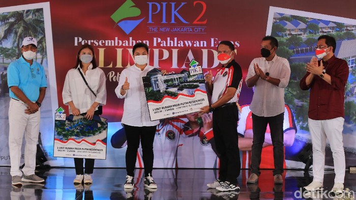 Direktur Utama PIK 2 Nono Sampono, peraih mendali emas Olimpiade Tokyo 2020 Greysia Polii, Apriyani Rahayu, pelatih Eng Hian, Ketua Umum PBSI Agung Firman Sampurna dan Menpora Zainudin Amali menghadiri penyerahan hadiah rumah dari Agung Sedayu Group di kawasan Pasir Putih PIK 2, Jakarta Utara.