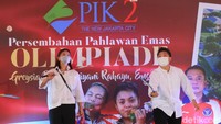 Sedangkan pelatih Eng Hian mendapat satu unit rumah dua lantai di Cluster California PIK2 berukuran 4,5x10 m senilai RP 1,3 milyar. 