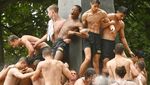 Asa Taruna Angkatan Laut AS Daki Monumen Herndon
