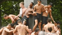 Pendakian Monumen Herndon ini merupakan tradisi yang harus dijalani para taruna. 