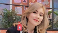Warna baru tersebut membuat Ayu Ting Ting terlihat lebih fresh. Foto: Instagram Ayu Ting Ting