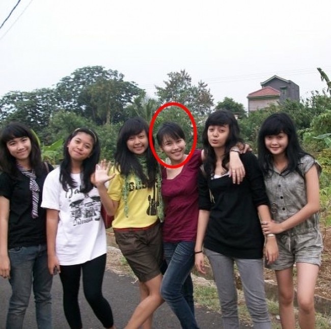 Ayu Ting Ting menceritakan bahwa saat itu dirinya sedang berada di kantin sekolah. Namun ada seorang kakak kelas yang kemudian mengejek profesinya sebagai seorang penyanyi dangdut. Kakak kelas tersebut meneriakinya dengan mengatakan, Mana nih yang belagu? Itu tuh si penyanyi dangdut. Foto: Instagram/@ayutingting92