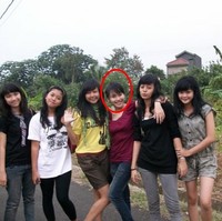 Ayu Ting Ting menceritakan bahwa saat itu dirinya sedang berada di kantin sekolah. Namun ada seorang kakak kelas yang kemudian mengejek profesinya sebagai seorang penyanyi dangdut. Kakak kelas tersebut meneriakinya dengan mengatakan, Mana nih yang belagu? Itu tuh si penyanyi dangdut. Foto: Instagram/@ayutingting92