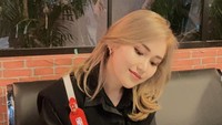 Warna rambut Ayu Ting Ting kini menjadi ash brown. Foto: Instagram Ayu Ting Ting