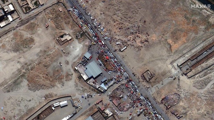 Bandara Afghanistan This satellite image provided by Maxar Technologies shows crowds and traffic at the northern gate of Kabulβs international airport on Monday, Aug. 23, 2021. (Satellite Image Β©2021 Maxar Technologies via AP)