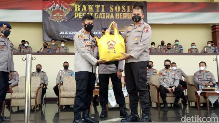Bantuan sembako alumni Akpol 93