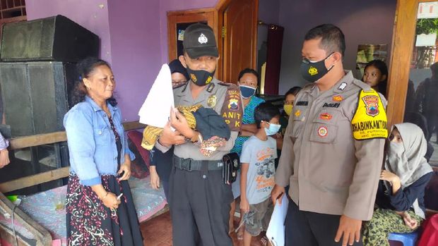 Bayi dibuang dalam kardus, mulutnya diplester, Wonogiri, Selasa (24/8/2021).