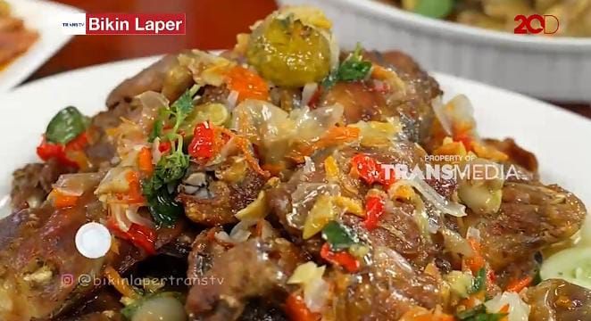 Bikin Laper! Ncess Nabati Cicip Pecak Ayam Betawi yang Pedasnya Endol