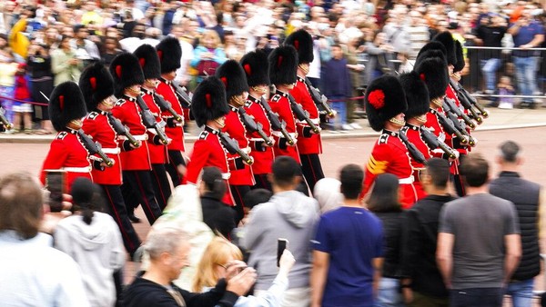 Tentara dengan topi bulu beruang dan baju tunik merah berbaris di halaman Istana Buckingham di London, Inggris, pada hari Senin (23/8). Prajurit elite Pengawal Coldstream Batalyon 1 berbaris rapi sembari memanggul senjata. Mereka kembali melaksanakan tradisi Upara Pergantian Penjaga di halaman istana. Tentara dengan topi bulu beruang dan baju tunik merah berbaris di halaman Istana Buckingham di London, Inggris, pada hari Senin (23/8). Prajurit elite Pengawal Coldstream Batalyon 1 berbaris rapi sembari memanggul senjata. Mereka kembali melaksanakan tradisi Upara Pergantian Penjaga di halaman istana.