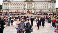 Upacara Pergantian Penjaga adalah serah terima seremonial antara penjaga yang bertugas kepada penjaga di sift berikutnya.   