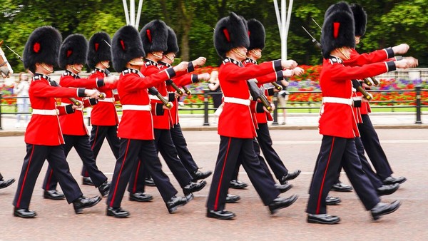 Upacara Pergantian Penjaga pada Senin menjadi kian spesial sebab sekaligus menjadi upacara penghormatan musik kepada atlet Olimpiade Inggris. 