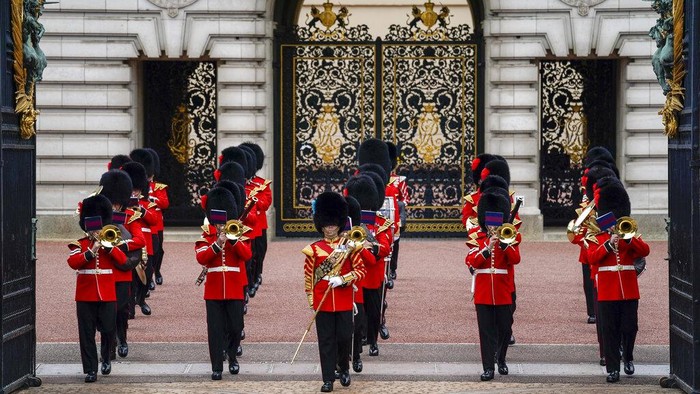 Buckingham Members of the public watch the Changing of the Guard ceremony at Buckingham Palace, London, Monday August 23, 2021, which is taking place for the first time since the start of the coronavirus pandemic. (AP Photo/Alberto Pezzali)