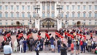 Ratusan orang wisatawan memadati halaman depan Istana pada hari Senin (23/8). Mengutip Worldometer hingga Selasa (24/8), Inggris memiliki 6,5 juta kasus virus corona, dengan kematian sejumlah 131 ribu dan kesembuhan 5 juta jiwa. Semua orang yang berusia di atas 16 tahun di seluruh Inggris sekarang dapat melakukan vaksin virus Corona.