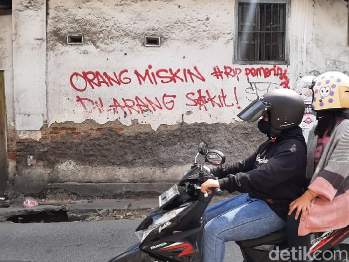 Corat-coret Orang Miskin Dilarang Sakit #RIP Pemerintah muncul di Solo, Selasa (24/8/2021).