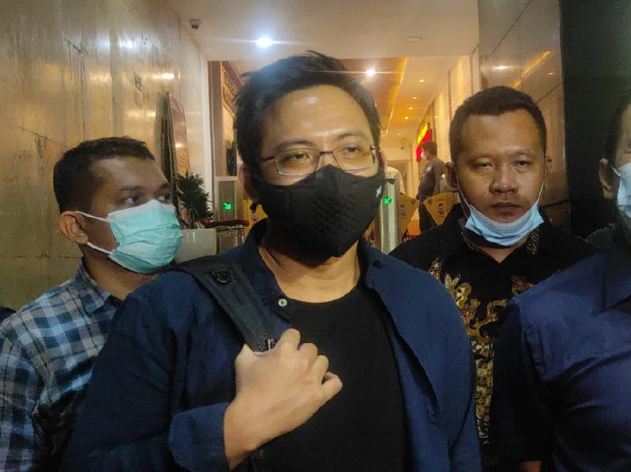 David NOAH (kiri) seusai diperiksa terkait dugaan penggelapan Rp 1,1 M  (Rakha/detikcom)
