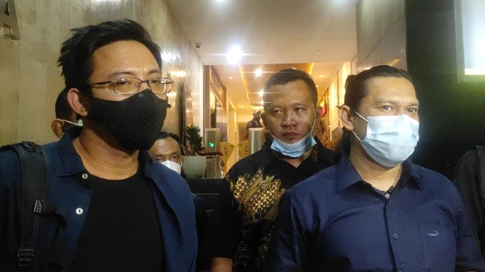 David NOAH (kiri) seusai diperiksa terkait dugaan penggelapan Rp 1,1 M  (Rakha/detikcom)