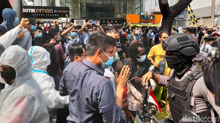 Demo Pencari Suaka Afghanistan Dorong-dorongan dengan Polisi.