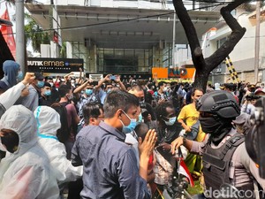 Diminta Bubar, Pencari Suaka Afghanistan Dorong-dorongan dengan Polisi