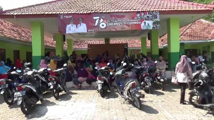 Dana Program Keluarga Harapan (PKH) dan Bantuan Pangan Non Tunai (BPNT) ratusan Warga Lumajang diduga disunat penyalur bantuan. Dugaan ini terjadi di Desa Sawaran Kulon, Kecamatan Kedungjajang.