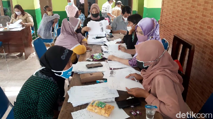 Dana Program Keluarga Harapan (PKH) dan Bantuan Pangan Non Tunai (BPNT) ratusan Warga Lumajang diduga disunat penyalur bantuan. Dugaan ini terjadi di Desa Sawaran Kulon, Kecamatan Kedungjajang.