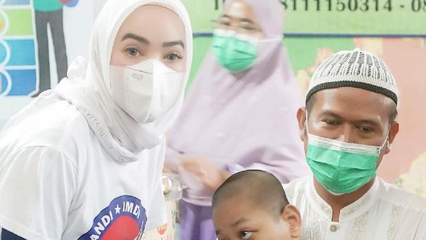 Devita Rusdi beri bantuan ke panti penyandang disabilitas.
