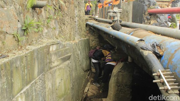 Petugas pemeliharaan saluran air Kota Bandung menemukan 'kamar' di dalam gorong-gorong atau saluran drainase di Jl Dr Djundjunan, Kota Bandung.