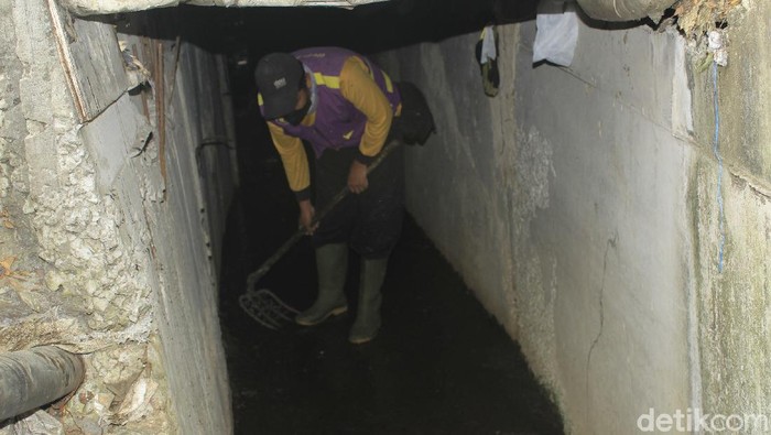 Petugas pemeliharaan saluran air Kota Bandung menemukan kamar di dalam gorong-gorong atau saluran drainase di Jl Dr Djundjunan, Kota Bandung.