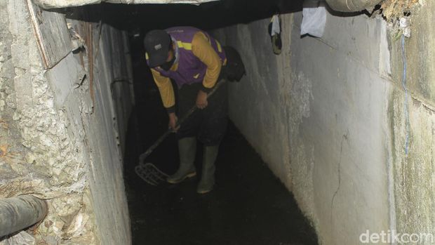 Petugas pemeliharaan saluran air Kota Bandung menemukan 'kamar' di dalam gorong-gorong atau saluran drainase di Jl Dr Djundjunan, Kota Bandung.