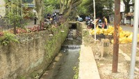 Pantauan detikcom, kamar tersebut memiliki tinggi kurang lebih 2 meter. Dari video yang beredar, tampak ada titian berupa susunan bata yang diduga dijadikan tempat berpijak oleh penghuni kamar tersebut. Pasalnya, air masih mengalir di bawah drainase tersebut meskipun debitnya kecil.