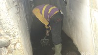 Saat ini petugas dari DPU Kota Bandung telah membereskan barang-barang tersebut. Endapan lumpur yang berada di dalam drainse itu pun telah diangkut ke dalam puluhan karung.