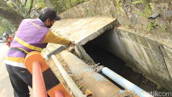 Petugas pemeliharaan saluran air Kota Bandung menemukan kamar di dalam gorong-gorong atau saluran drainase di Jl Dr Djundjunan, Kota Bandung.