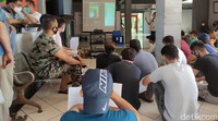 Menurutnya, mereka sejak tahun 2009/2010, 2011, 2012, 2013, 2014 sudah ada di sini (Indonesia). Namun sejak 2016 tidak ada proses untuk pengungsi Afghanistan di Surabaya terutama di Sidoarjo. Dari pantauan detikcom, ratusan pencari suaka itu pun tidak menemukan jalan keluar, meski sudah mendengarkan penjelasan dari UNHCR. Aksi mereka pun berakhir sekitar pukul 16.00 WIB. Mereka masuk ke kamarnya masing-masing di Rusunawa Puspa Agro.