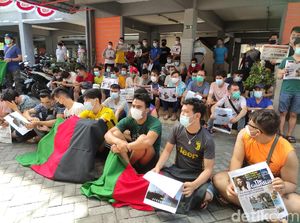 Foto-foto Aksi Damai Ratusan WN Afghanistan di Sidoarjo